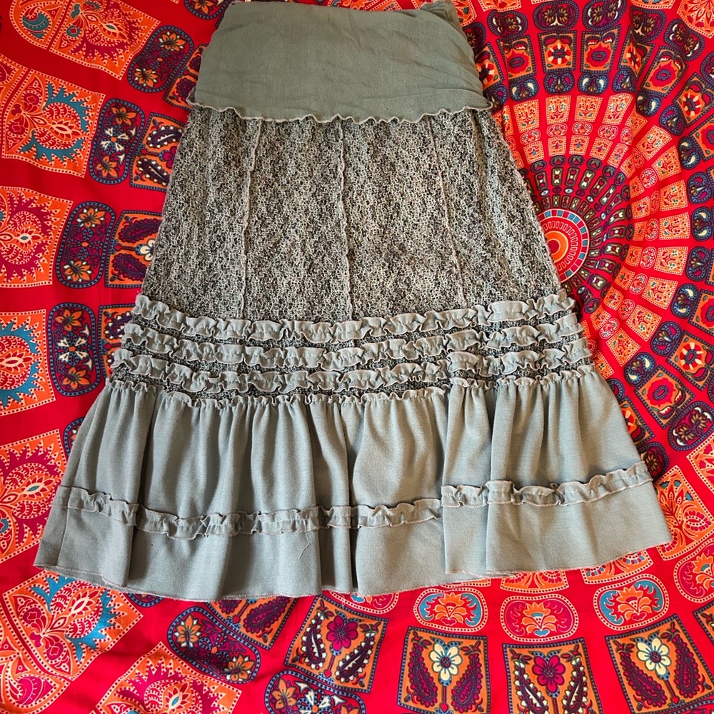 Chic Lace Ruffle Midi Skirt in Gray
